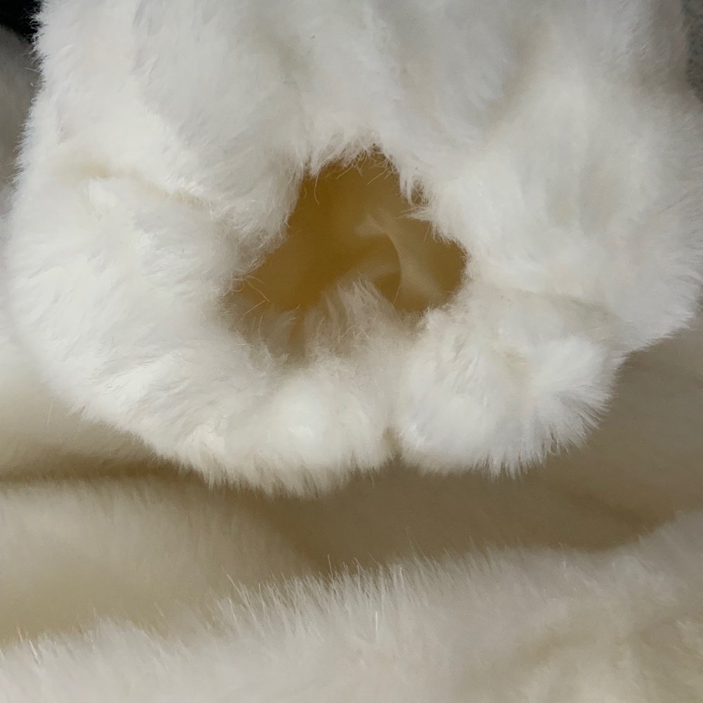 Monterey Fashions - Vintage White Faux Fur Coat - Picture 11 of 12